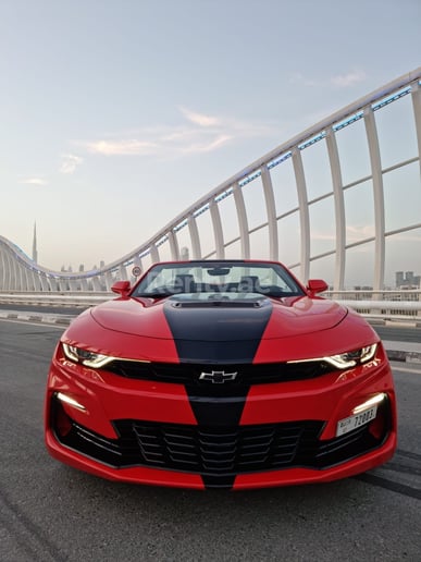 Chevrolet Camaro V8 cabrio (Rood), 2020 te huur in Dubai
