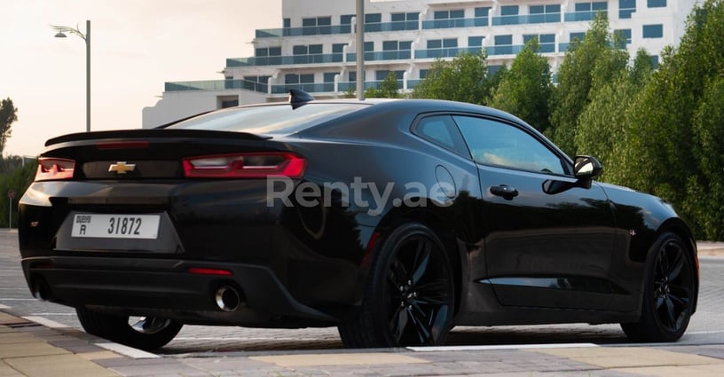 Chevrolet Camaro (Negro), 2018 para alquiler en Dub&aacute;i
