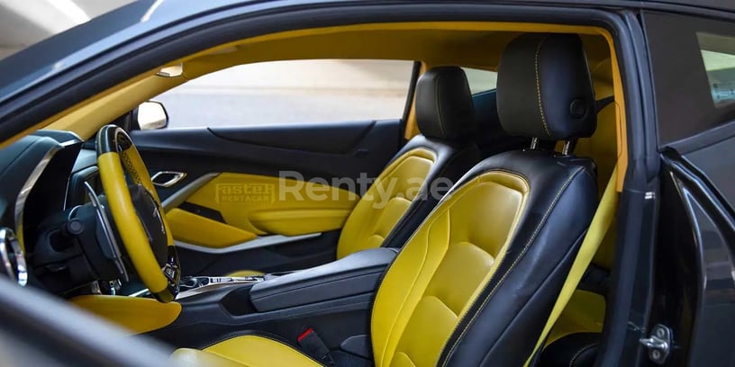 Chevrolet Camaro (Zwart), 2020 te huur in Dubai