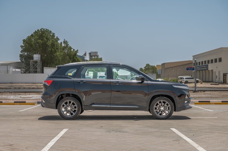 Abu Dabi'de kiralık Chevrolet Captiva (Siyah), 2024