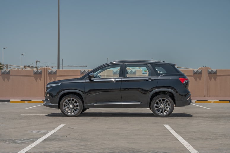 Abu Dabi'de kiralık Chevrolet Captiva (Siyah), 2024
