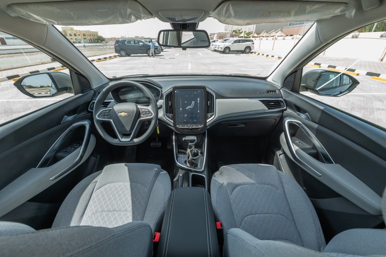 Abu Dabi'de kiralık Chevrolet Captiva (Siyah), 2024