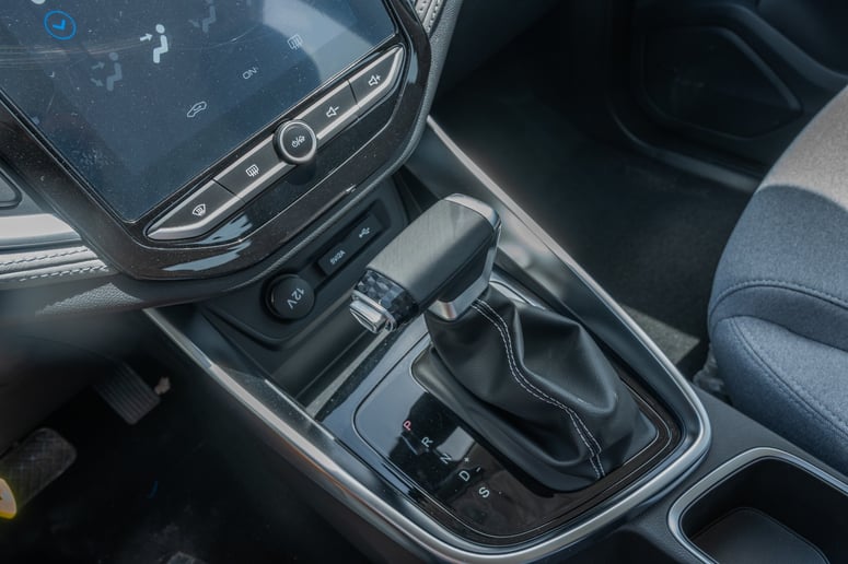 Abu Dabi'de kiralık Chevrolet Captiva (Siyah), 2024