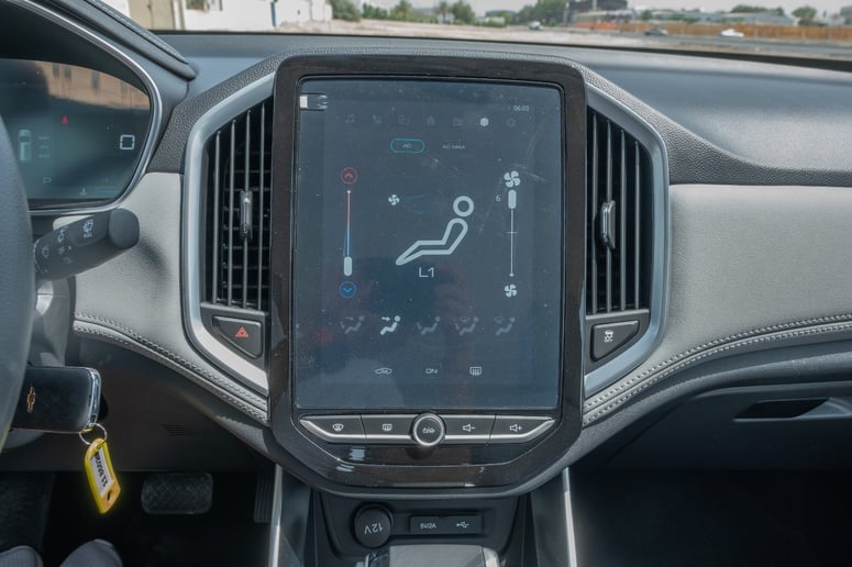 Abu Dabi'de kiralık Chevrolet Captiva (Siyah), 2024