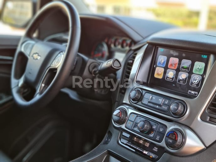 Chevrolet Suburban (Negro), 2018 para alquiler en Dub&aacute;i