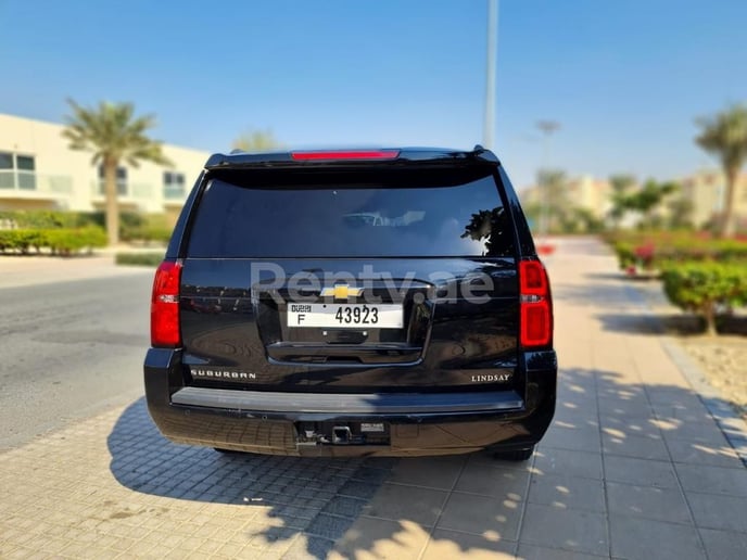Chevrolet Suburban (Negro), 2018 para alquiler en Dub&aacute;i
