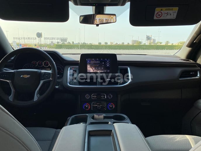 Dubai'de kiralık Chevrolet Suburban (Siyah), 2021