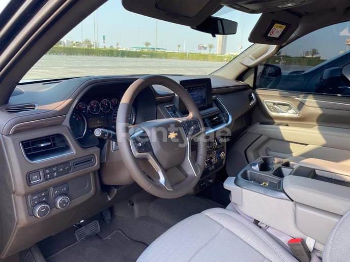 Chevrolet Suburban (Zwart), 2021 te huur in Dubai