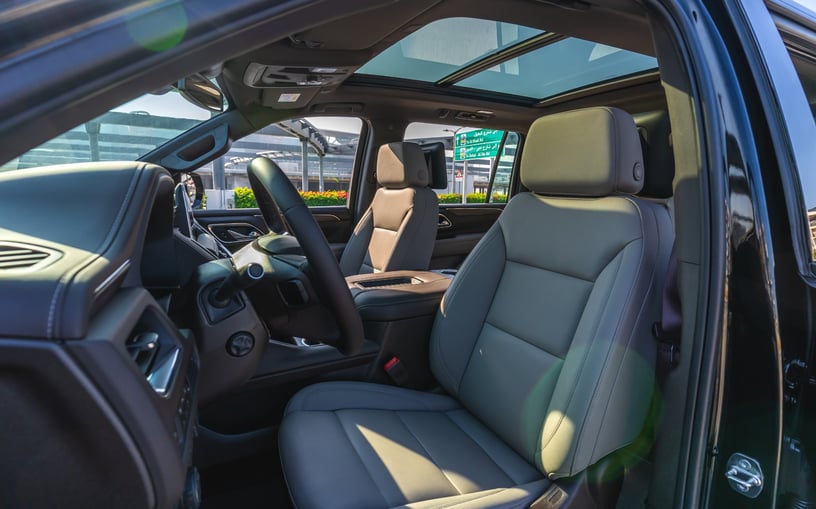 Chevrolet Suburban (Noir), 2024 &agrave; louer &agrave; Sharjah