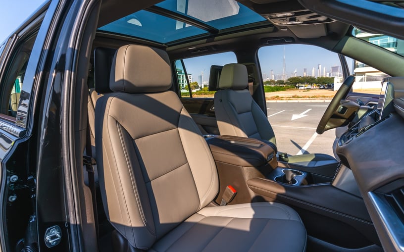 Chevrolet Suburban (Noir), 2024 &agrave; louer &agrave; Sharjah