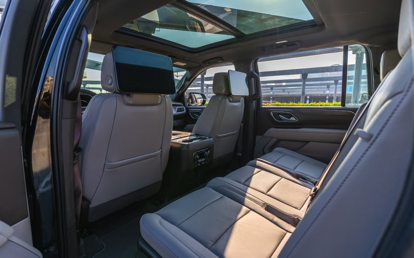 Chevrolet Suburban (Noir), 2024 &agrave; louer &agrave; Sharjah
