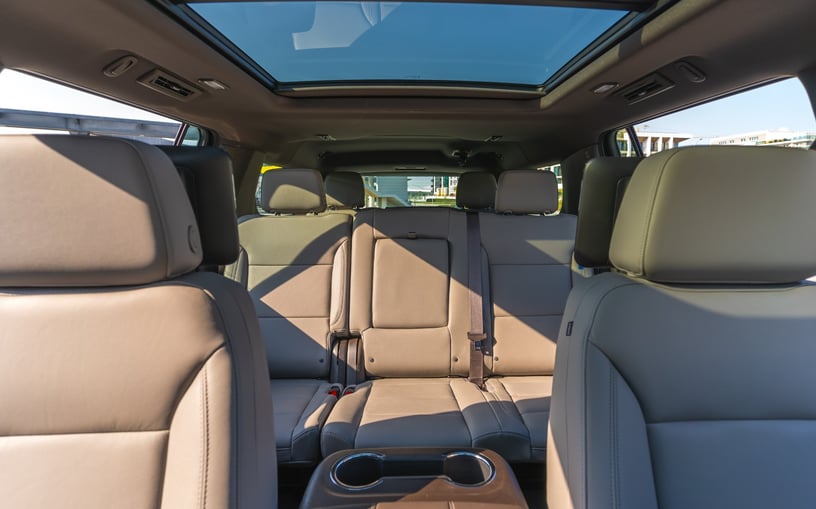 Chevrolet Suburban (Noir), 2024 &agrave; louer &agrave; Sharjah