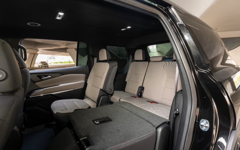 Chevrolet Traverse (Noir), 2025 &agrave; louer &agrave; Abu Dhabi