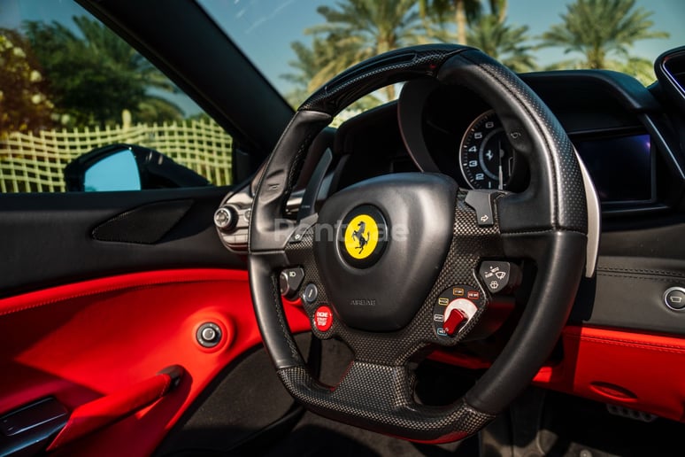 Dubai'de kiralık Ferrari 488 Spyder (Siyah), 2018