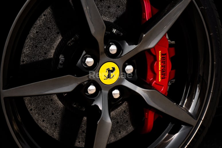Dubai'de kiralık Ferrari 488 Spyder (Siyah), 2018