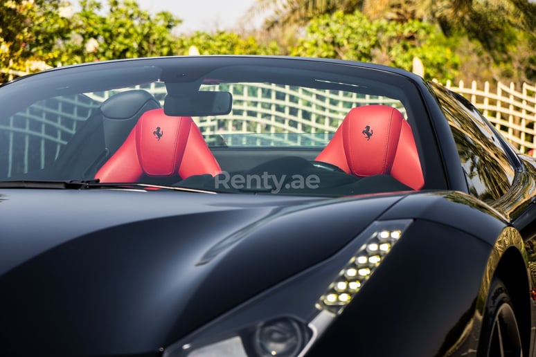 Dubai'de kiralık Ferrari 488 Spyder (Siyah), 2018