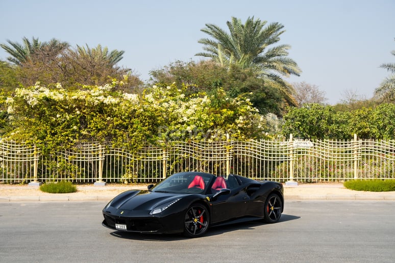 Dubai'de kiralık Ferrari 488 Spyder (Siyah), 2018
