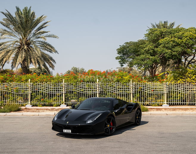 Dubai'de kiralık Ferrari 488 Spyder (Siyah), 2018