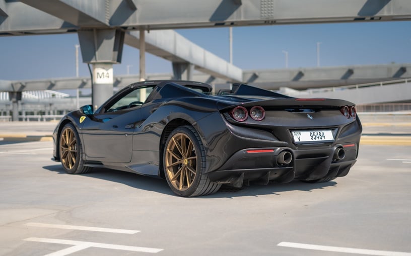 Ferrari F8 Tributo Spider (Zwart), 2023 - lease-aanbiedingen in Ras Al Khaimah