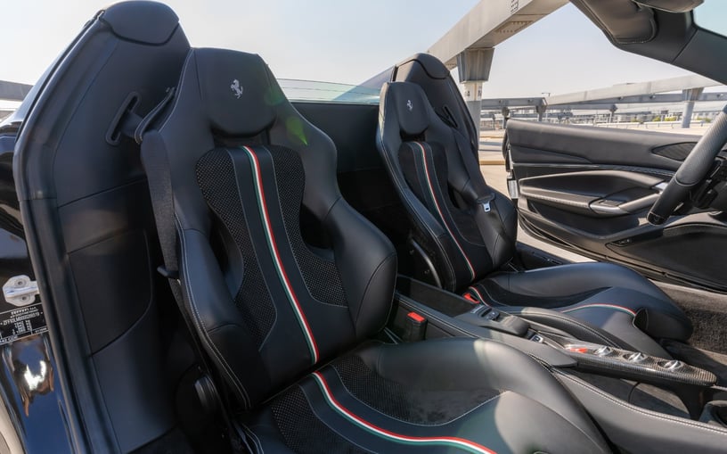 Ferrari F8 Tributo Spider (Zwart), 2023 - lease-aanbiedingen in Ras Al Khaimah