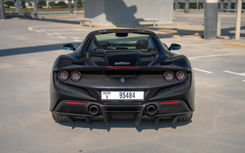 Ferrari F8 Tributo Spyder (Negro), 2023 para alquiler en Abu Dhabi