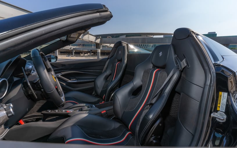 Ferrari F8 Tributo Spyder (Negro), 2023 para alquiler en Abu Dhabi