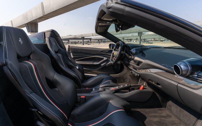 Ferrari F8 Tributo Spyder (Negro), 2023 para alquiler en Abu Dhabi