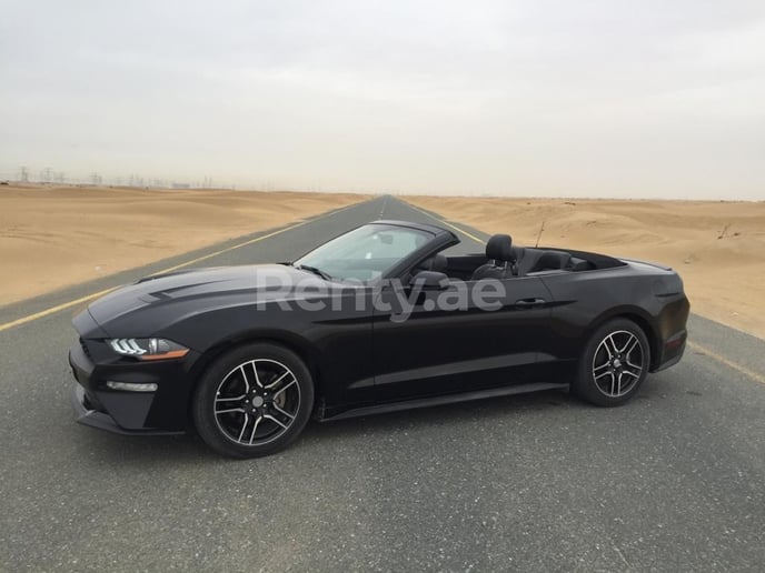 Ford Mustang Convertible (Black), 2018  zur Miete in Dubai