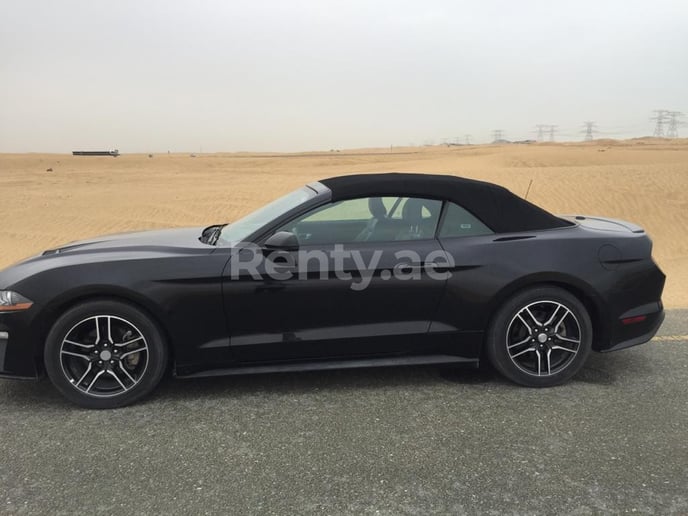 Ford Mustang Convertible (Black), 2018  zur Miete in Dubai