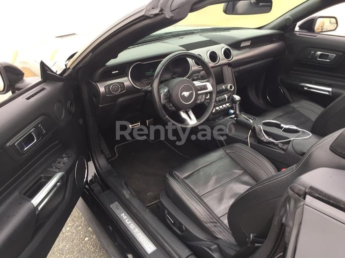 Ford Mustang Convertible (Black), 2018  zur Miete in Dubai