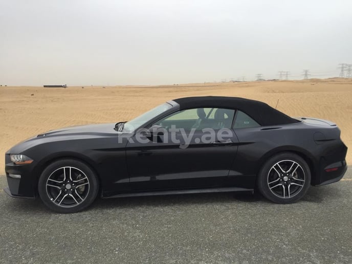 Ford Mustang Convertible (Black), 2018  zur Miete in Dubai