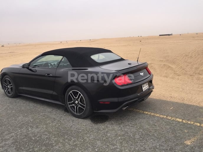 Ford Mustang Convertible (Black), 2018  zur Miete in Dubai