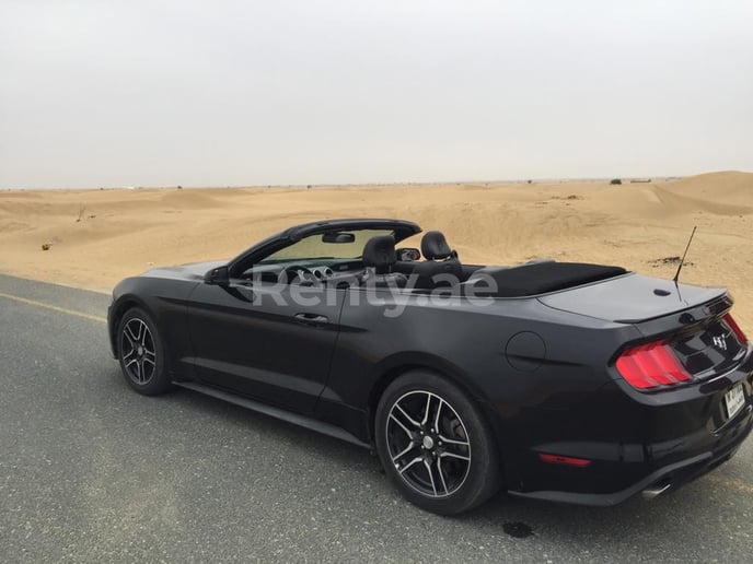 Ford Mustang Convertible (Black), 2018  zur Miete in Dubai