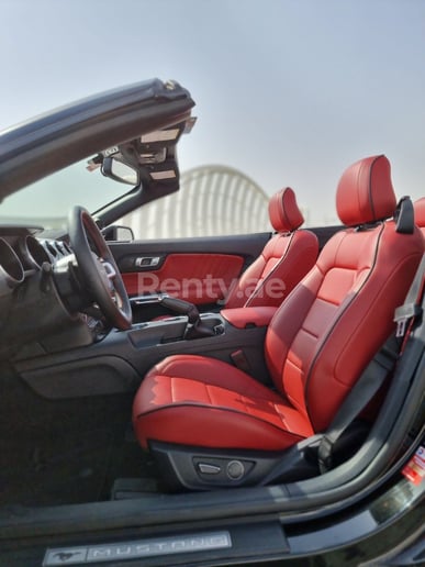 Dubai'de kiralık Ford Mustang Eco Boost V4 cabrio (Siyah), 2019