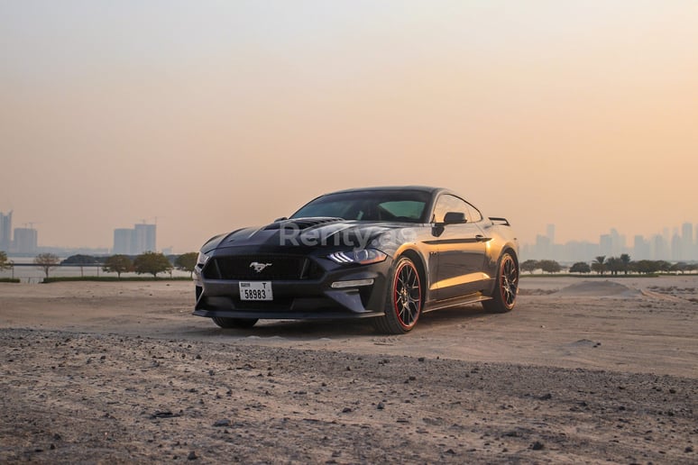 Ford Mustang GT Bodykit (Zwart), 2018 te huur in Dubai
