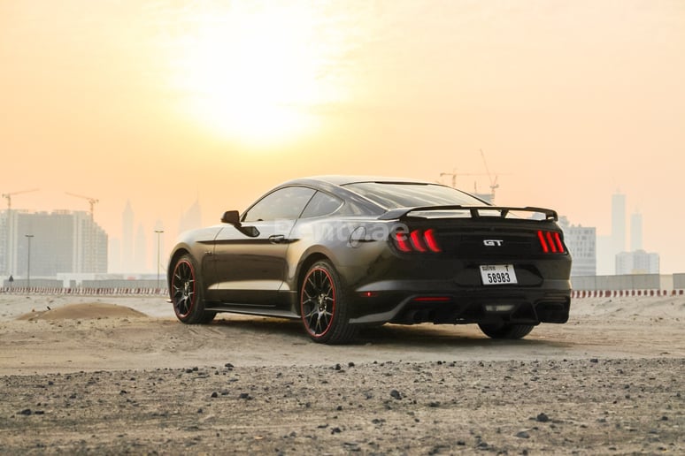 Ford Mustang GT Bodykit (Zwart), 2018 te huur in Dubai