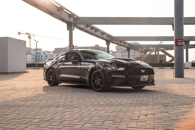 Ford Mustang GT Bodykit (Zwart), 2018 te huur in Dubai