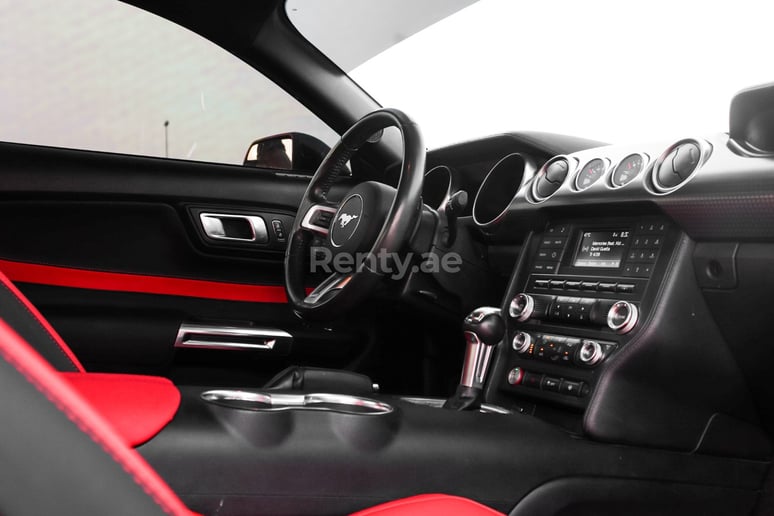 Ford Mustang GT Bodykit (Zwart), 2018 te huur in Dubai
