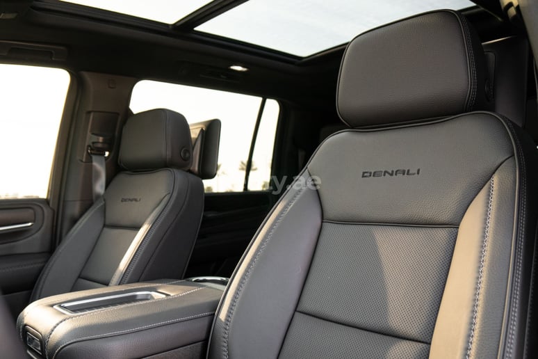 Dubai'de kiralık GMC Yukon Denali (Siyah), 2021