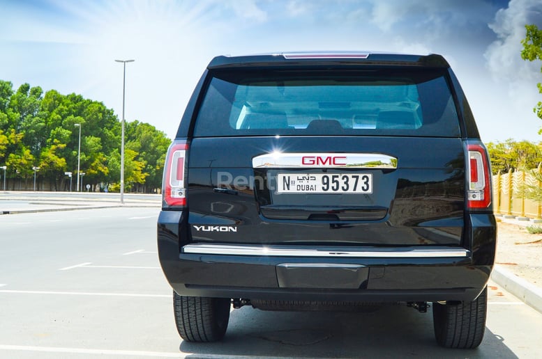 GMC Yukon (Black), 2018 para alquiler en Dub&aacute;i