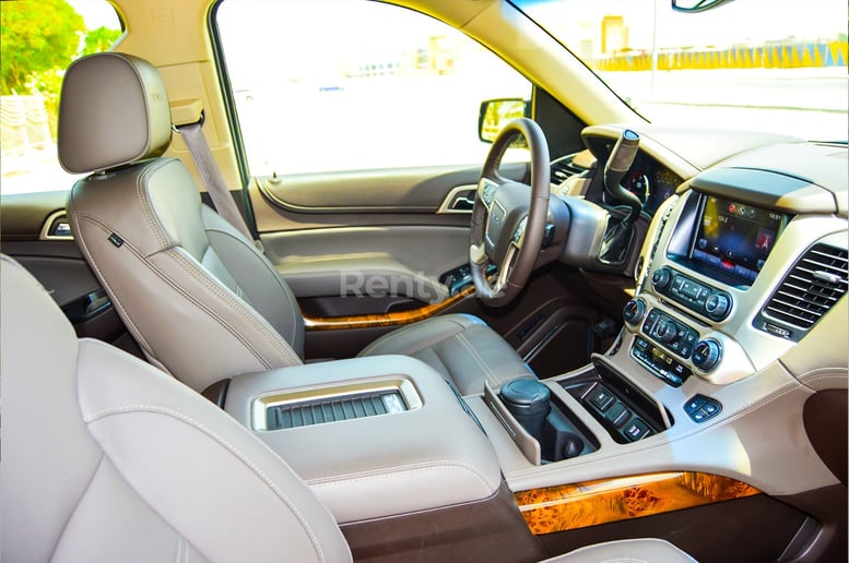 GMC Yukon (Black), 2018 para alquiler en Dub&aacute;i