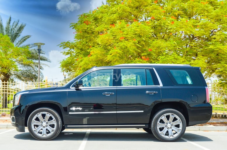 GMC Yukon (Black), 2018 para alquiler en Dub&aacute;i