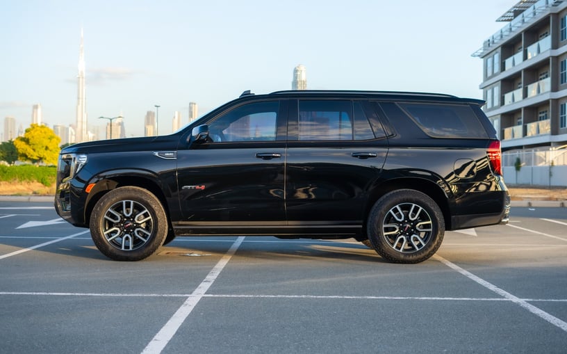 GMC Yukon AT4 (Nero), 2024 in affitto a Ras Al Khaimah
