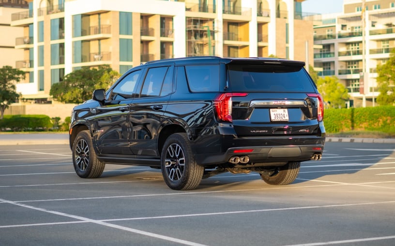 GMC Yukon AT4 (Nero), 2024 in affitto a Ras Al Khaimah