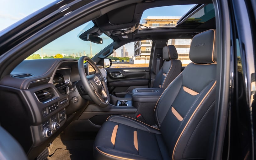 GMC Yukon AT4 (Nero), 2024 in affitto a Ras Al Khaimah