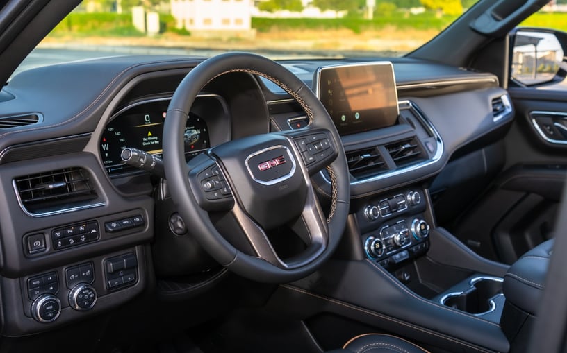 GMC Yukon AT4 (Nero), 2024 in affitto a Ras Al Khaimah