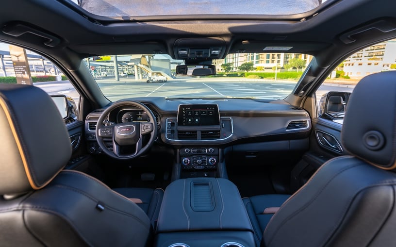 GMC Yukon AT4 (Nero), 2024 in affitto a Ras Al Khaimah