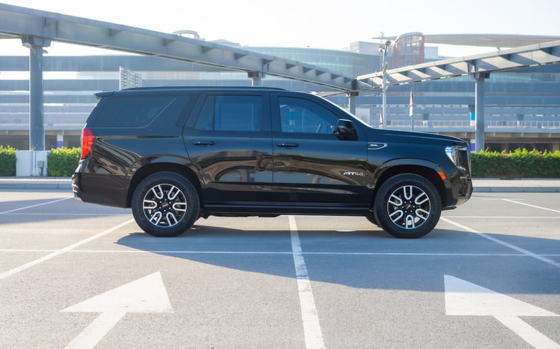 GMC Yukon AT4 (Nero), 2024 in affitto a Ras Al Khaimah