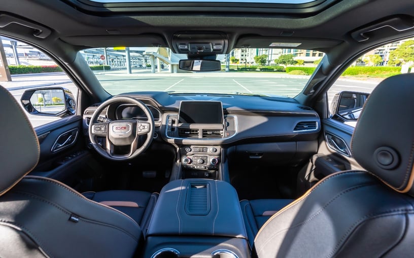 GMC Yukon AT4 (Nero), 2024 in affitto a Ras Al Khaimah