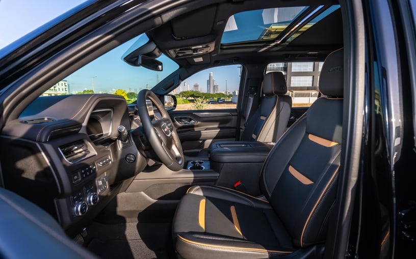 GMC Yukon AT4 (Nero), 2024 in affitto a Ras Al Khaimah